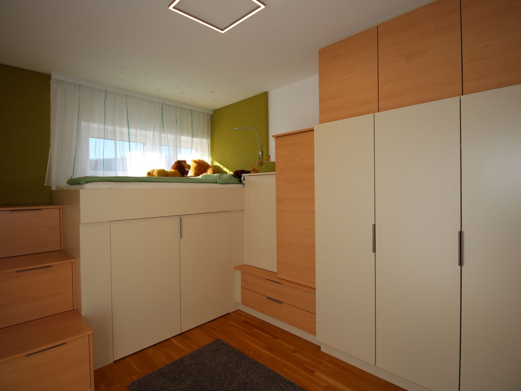 Großer Kinderzimmerschrank in Holz und Weiß.