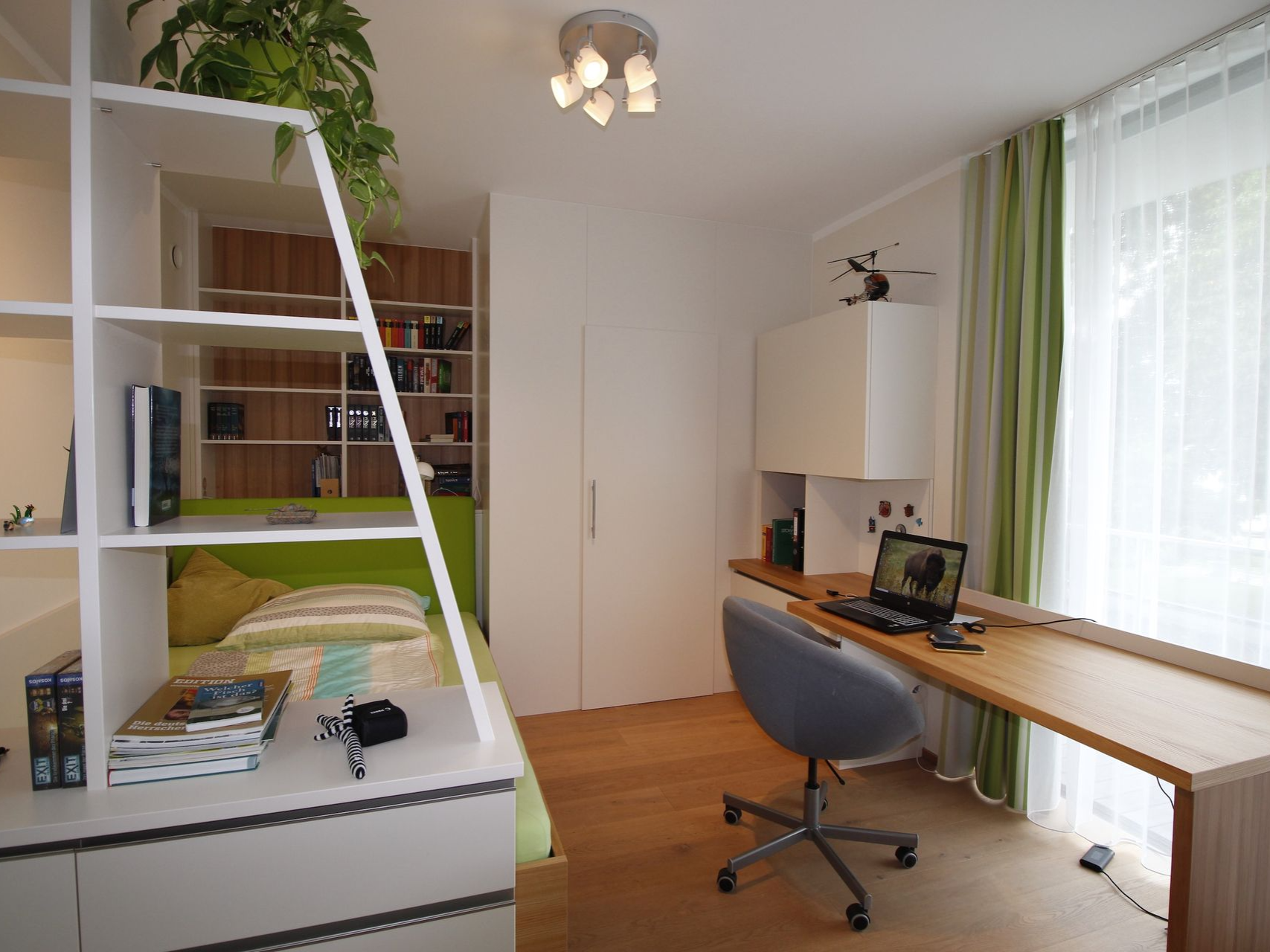 Jugendzimmer-Arbeitsplatz mit viel natürlichem Licht.