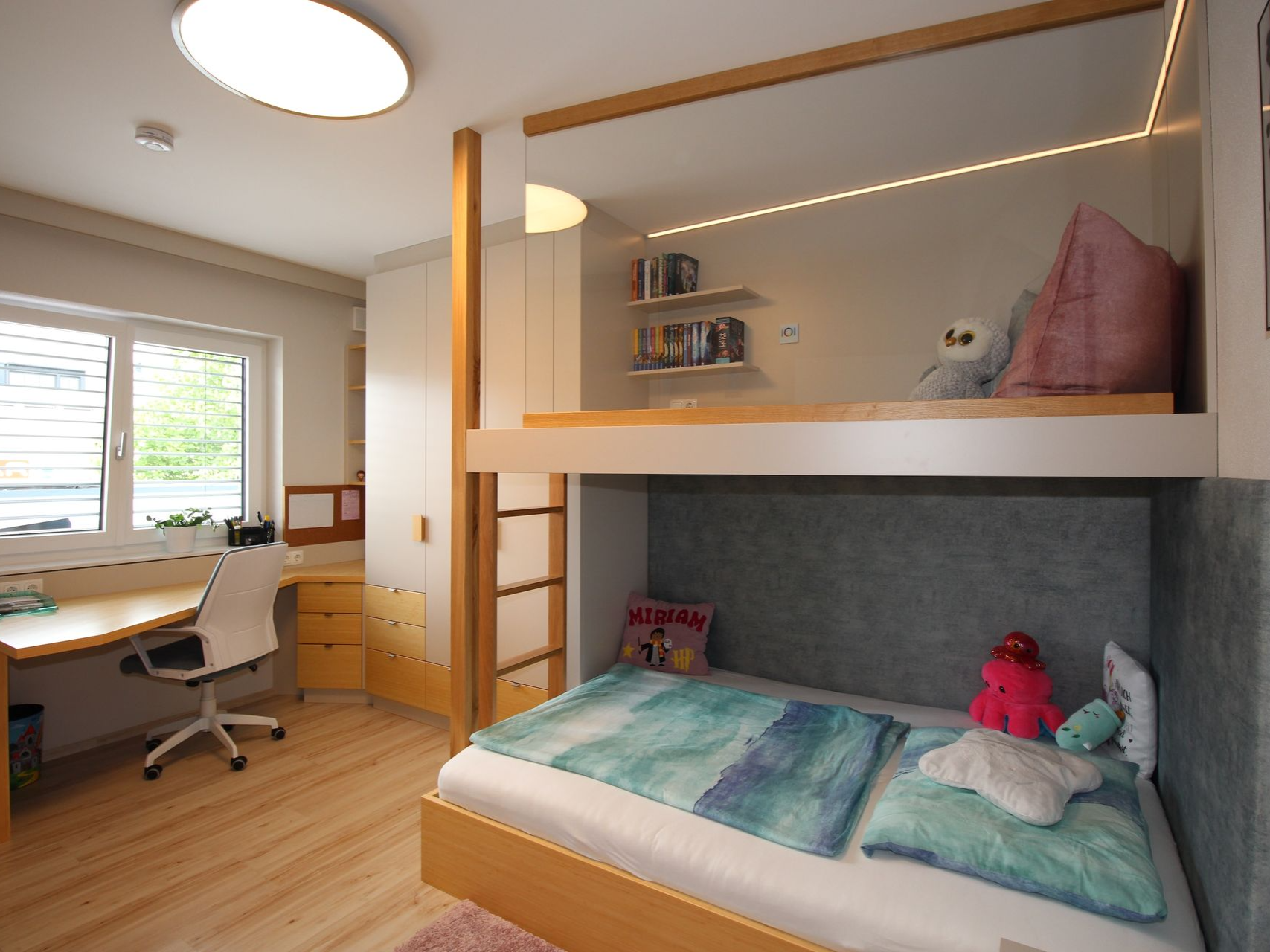 Hochbett-Kombination mit Leiter für Geschwister.