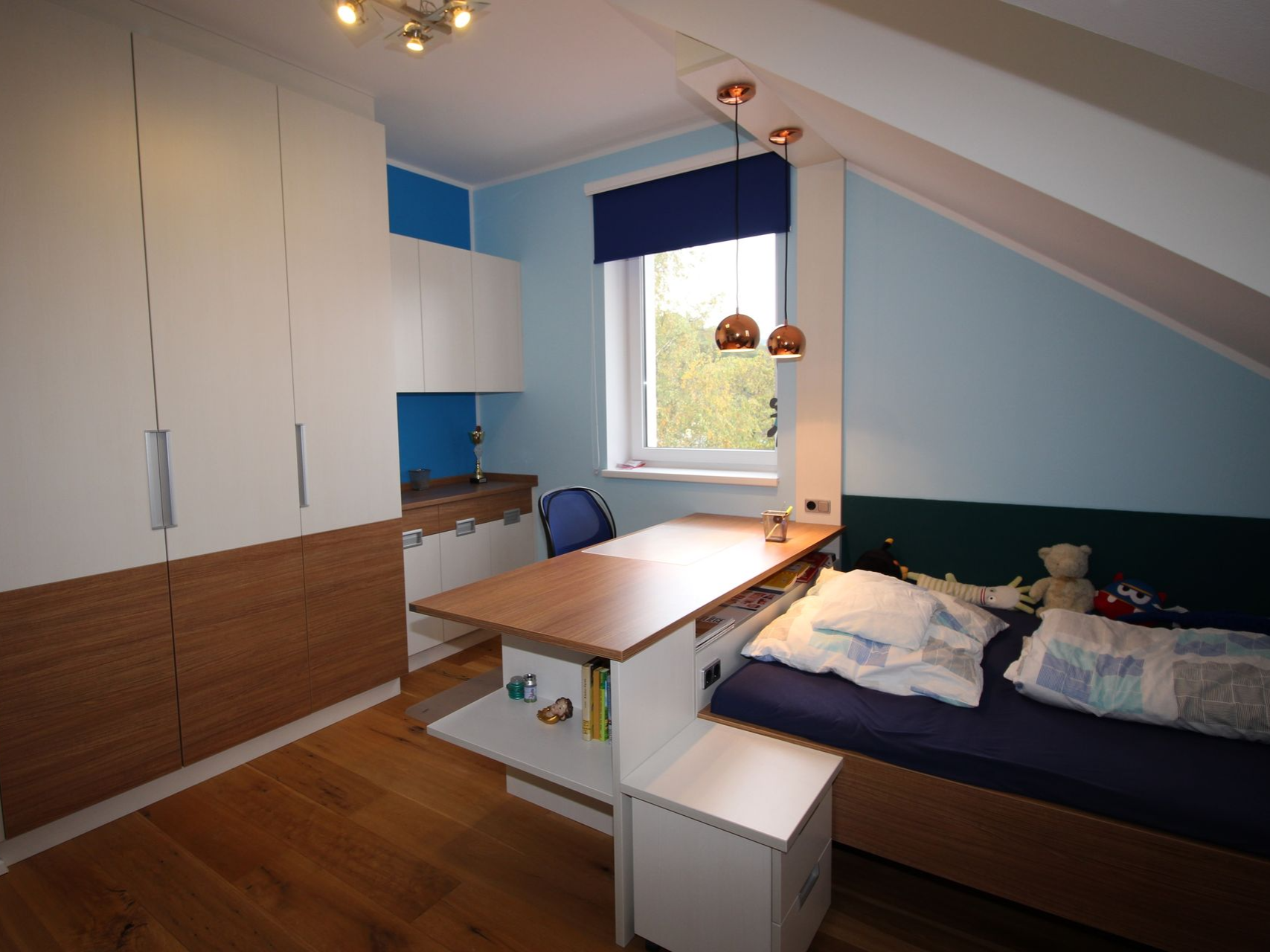 Modernes Jugendzimmer mit funktionalem Schreibtisch.