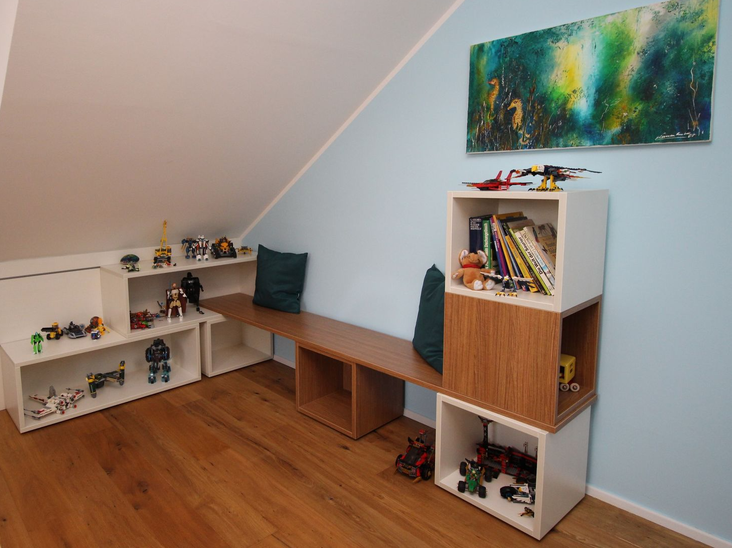 Kreatives Wandregal für Spielzeug und Deko.