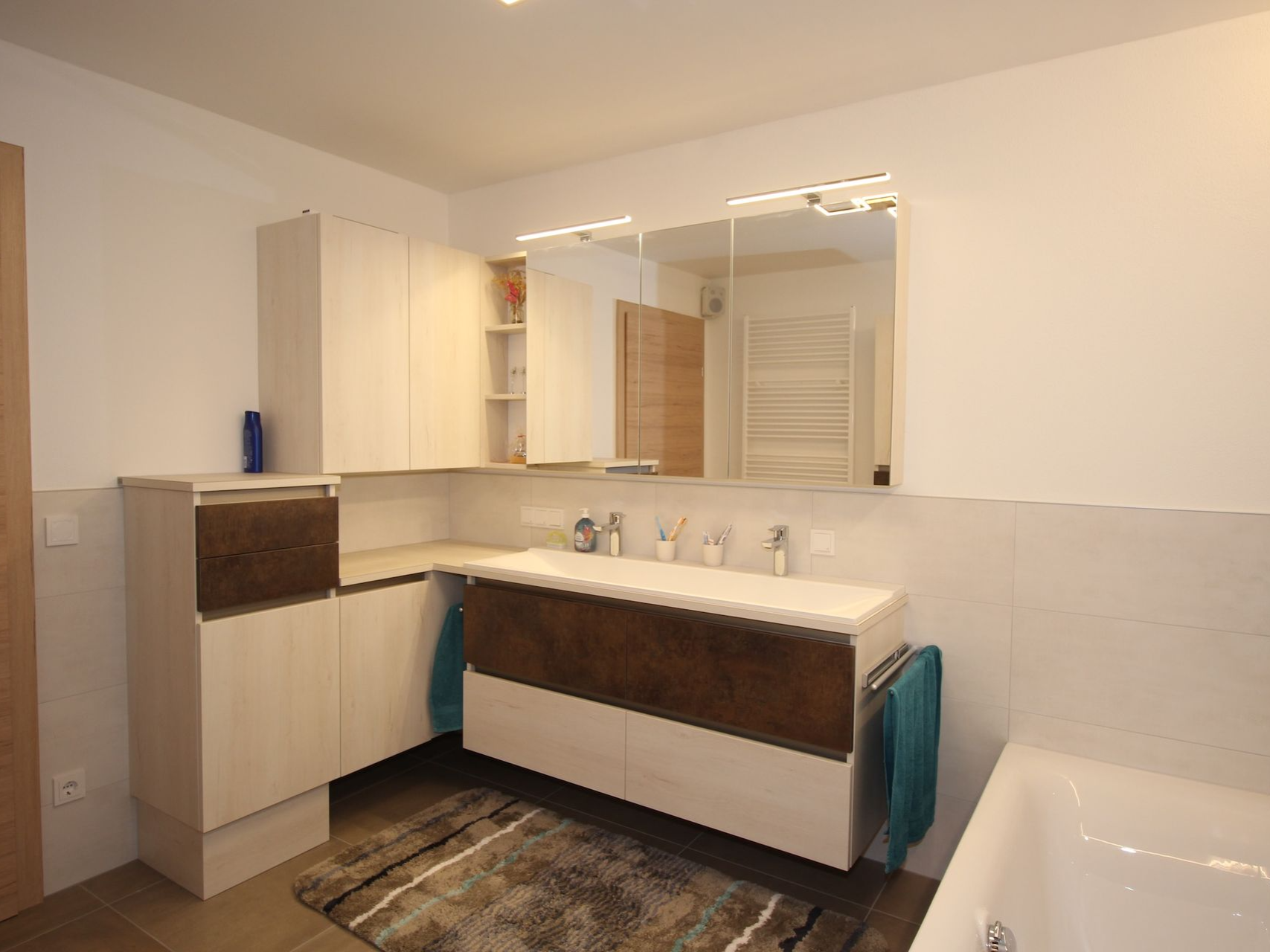 Eck-Waschtischlösung für kleine Badezimmer.