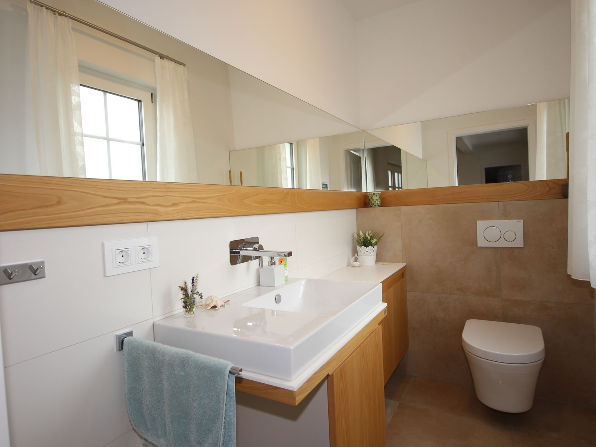 Helle Badezimmereinrichtung mit Holzoberflächen.