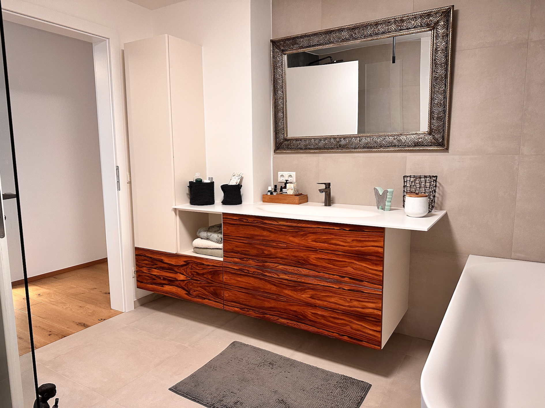 Exklusiver Waschtischunterschrank in dunkler Holzoptik.