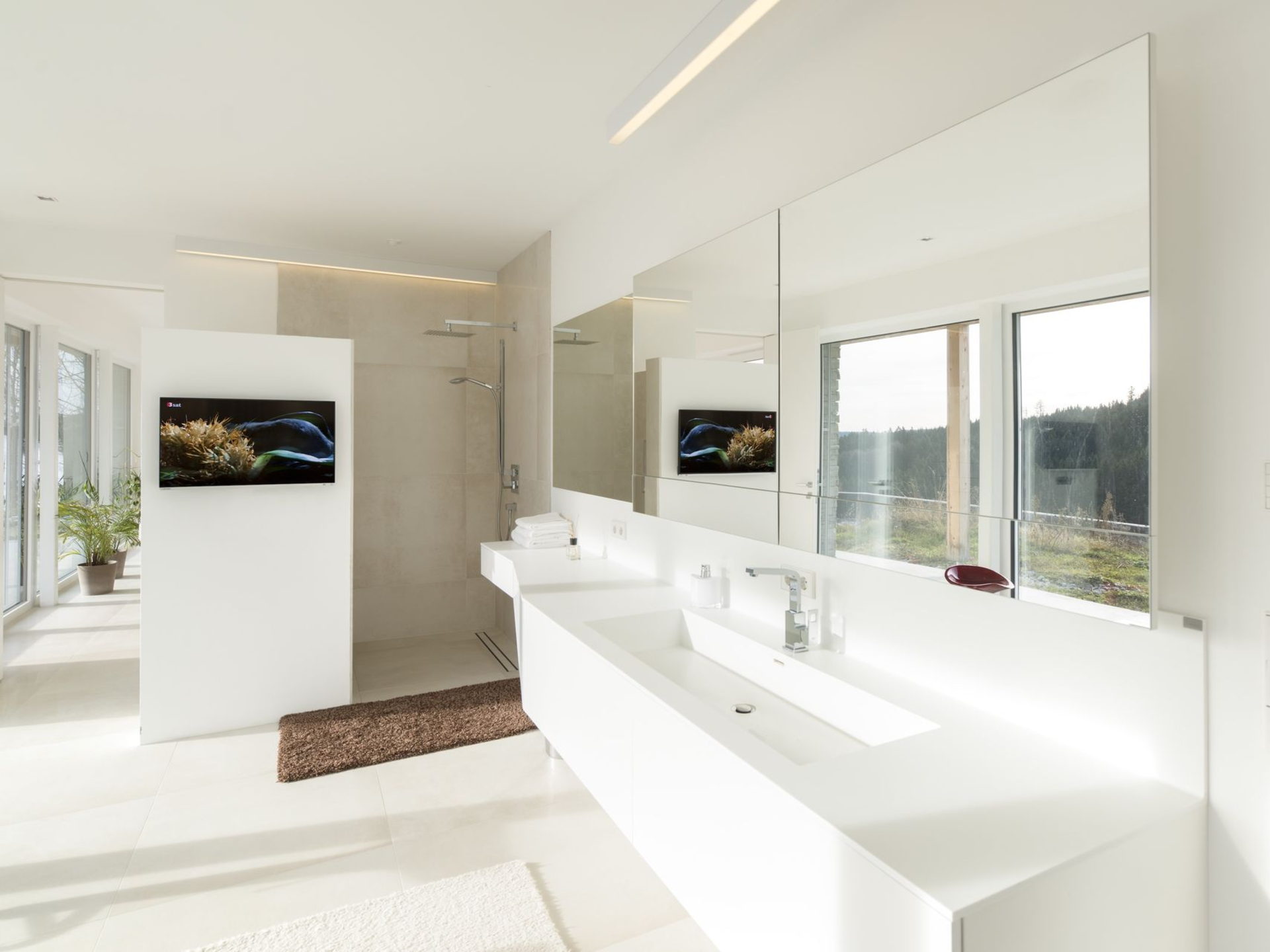 Modernes, helles Badzimmer