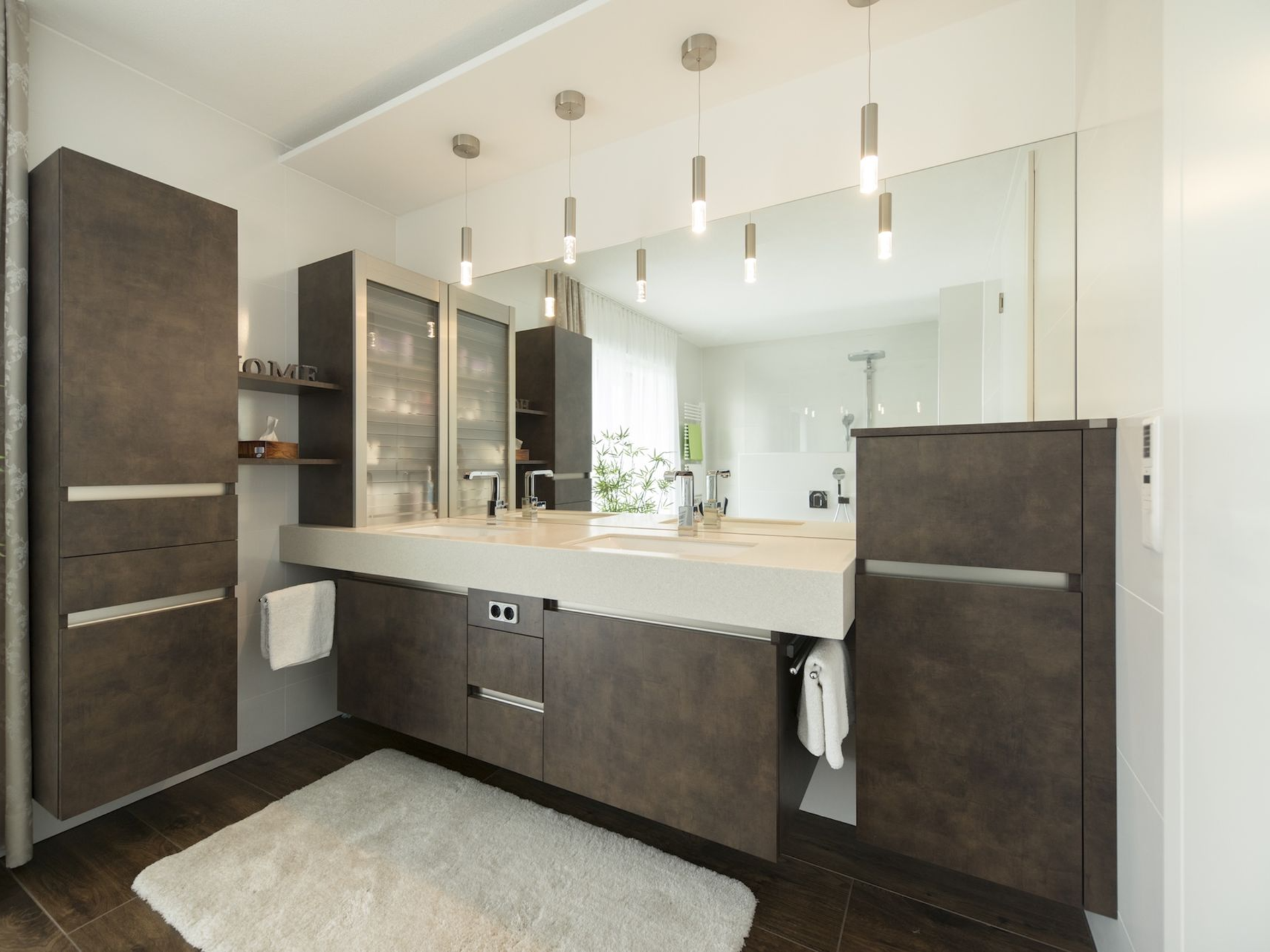 Modernes Bad-Design mit dunklen Akzenten.