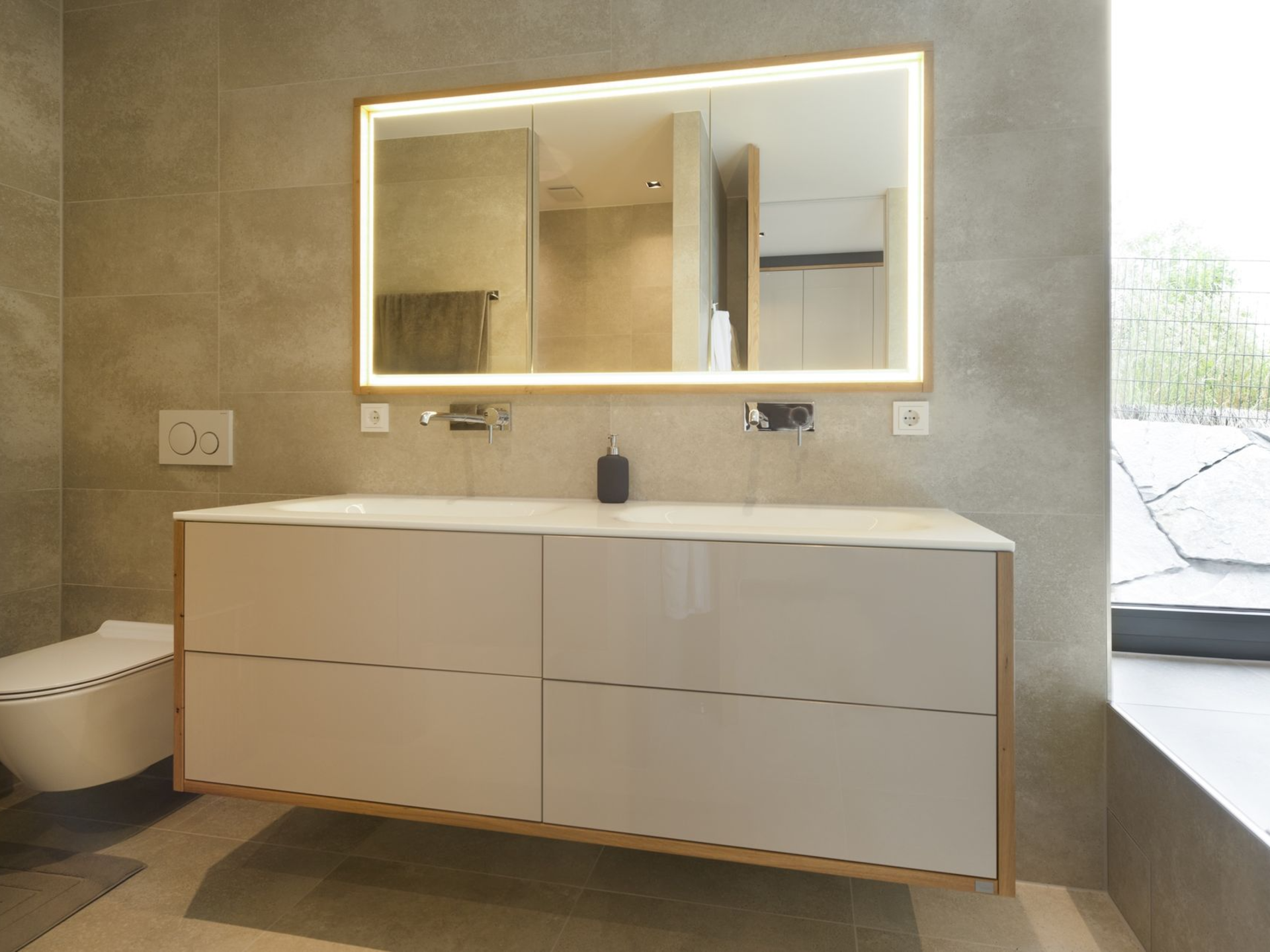 Eleganter Doppelwaschtisch mit LED-Spiegel.