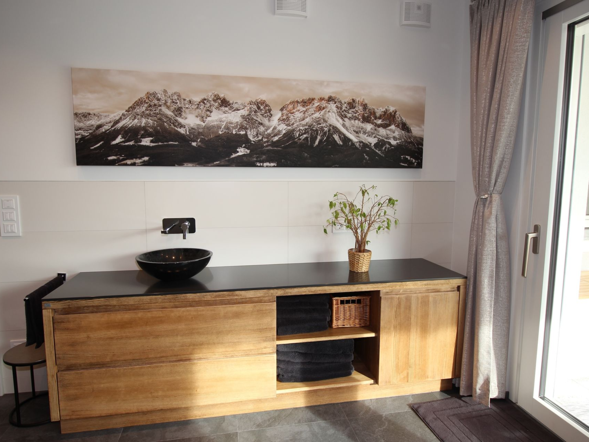 Rustikaler Badezimmerunterschrank mit moderner Deko.