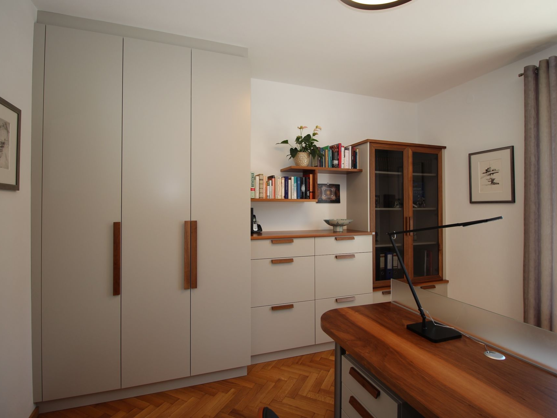 Schlichtes Büromöbel-Set für optimale Raumnutzung