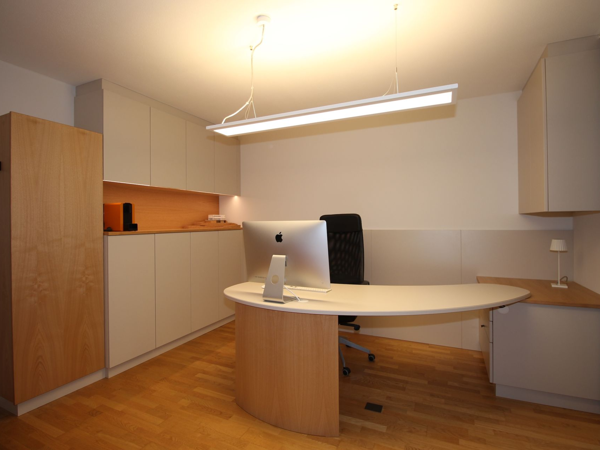 Geschwungener Designer-Schreibtisch