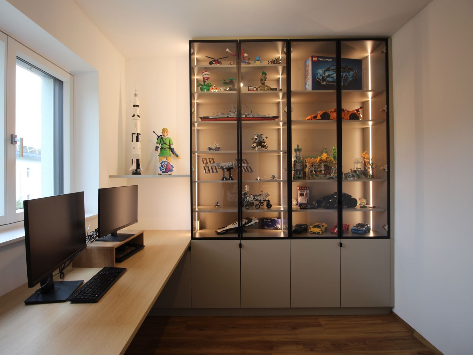 Raumteiler-Regal als moderne Inneneinrichtung.