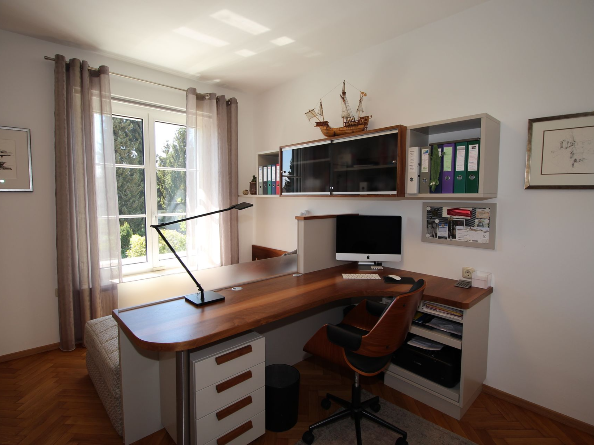 Klassisches Büro-Ensemble aus hochwertiger Tischlerfertigung.