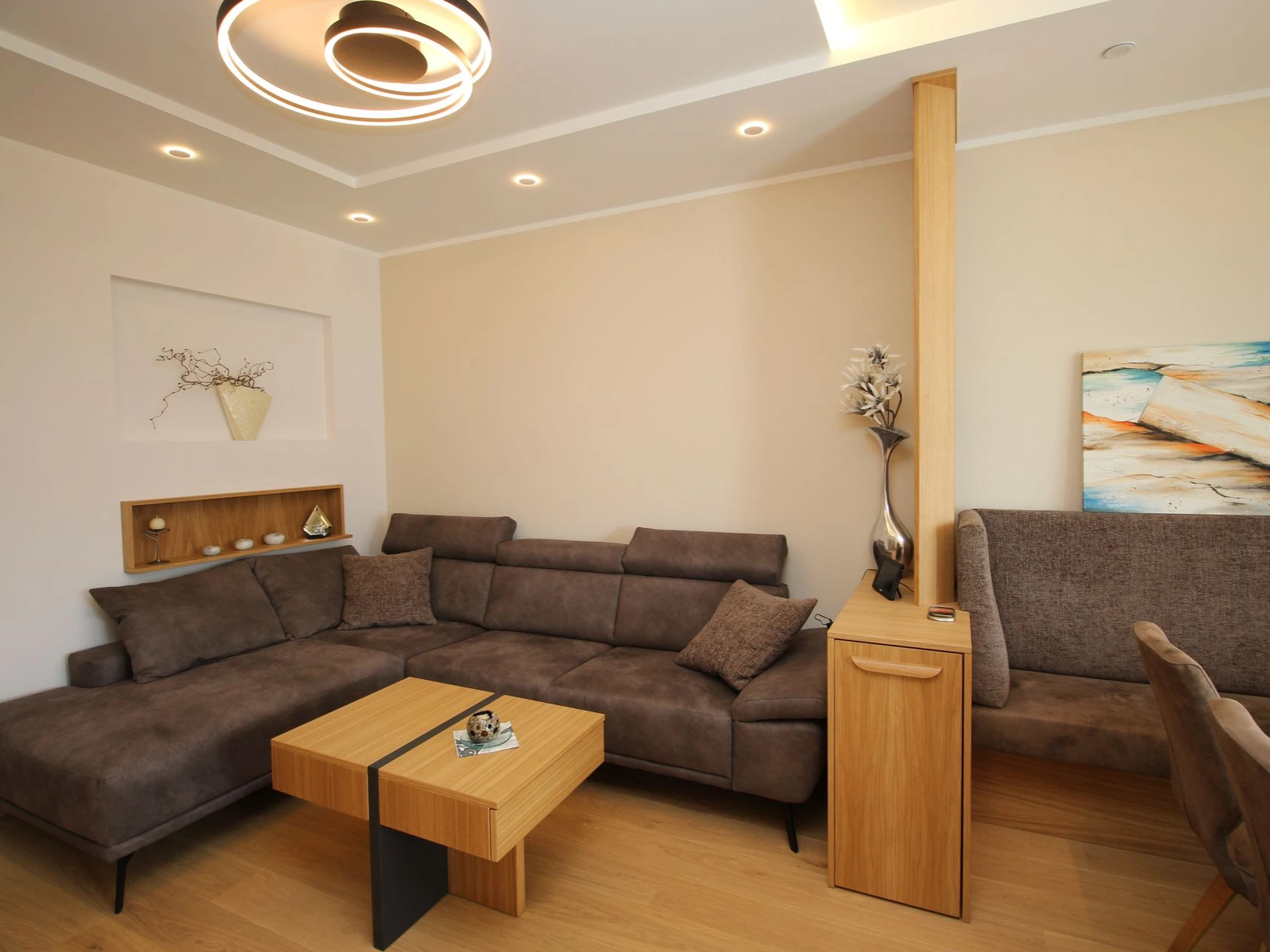 Wohnzimmer mit einer gemütlichen Couch und Möbel in Eiche.