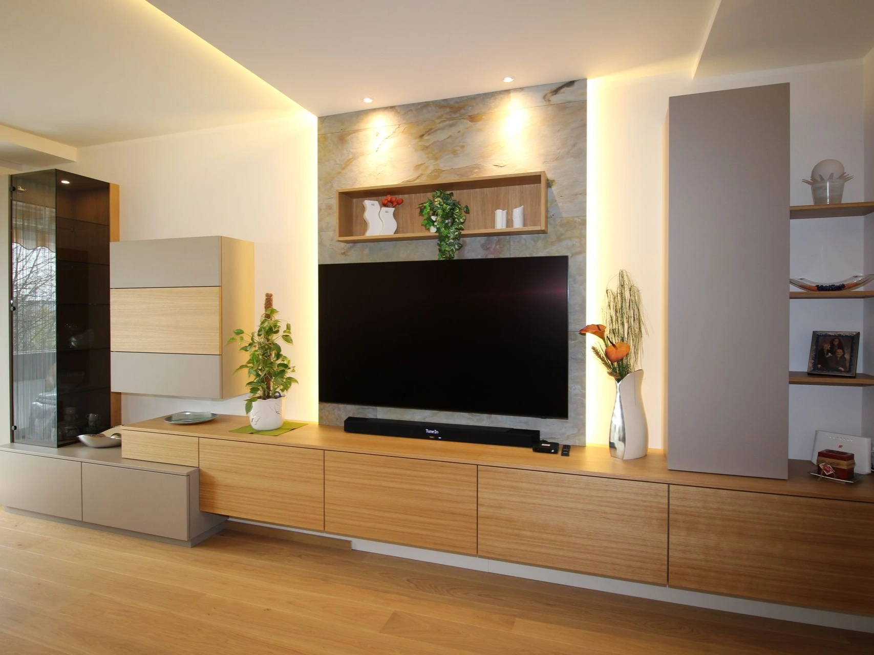 Aufgehängte Unterschränke mit TV-Wand und genügend Stauraum.