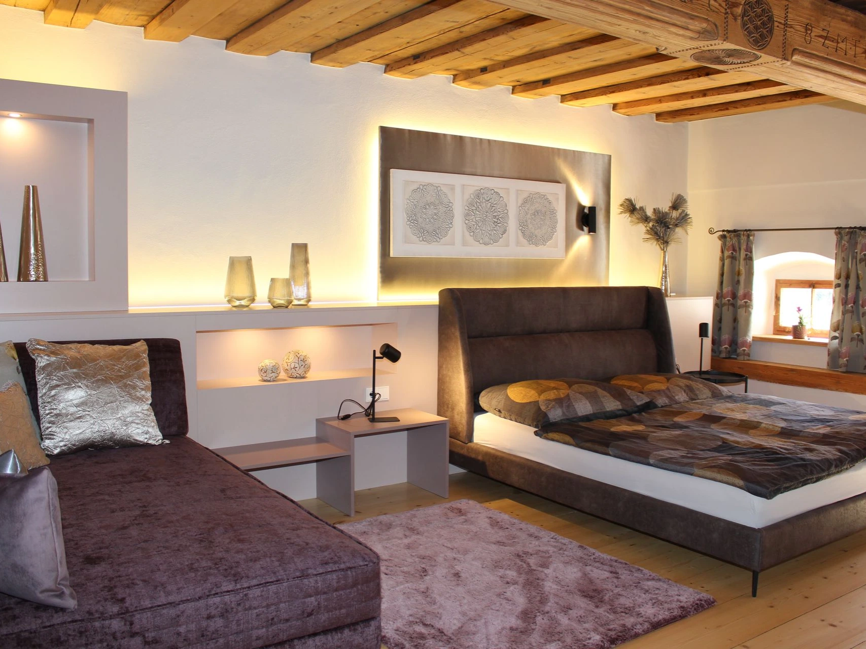 Gästezimmer mit einem Bett und einer Schlafcouch.