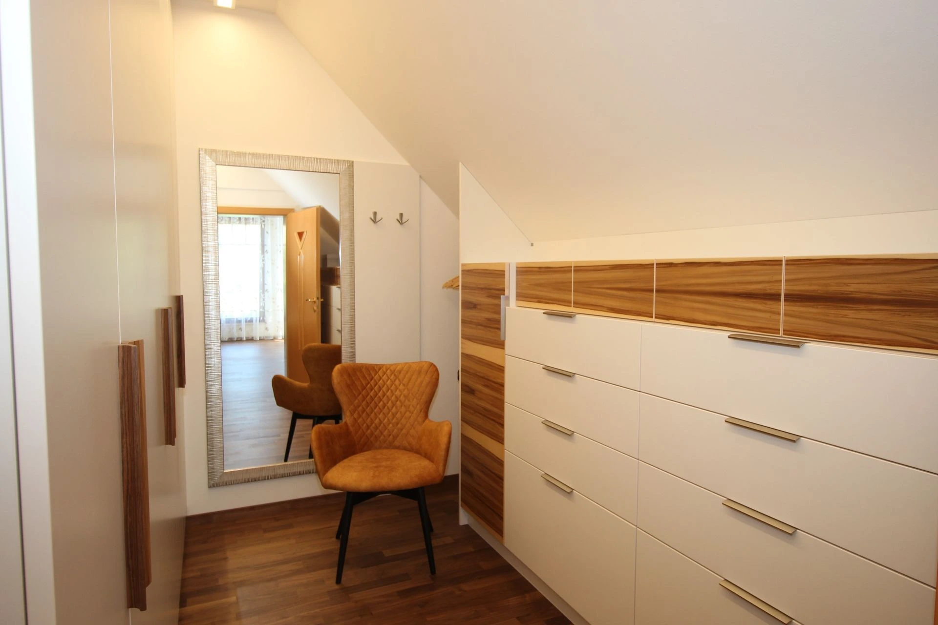 Begehbarer Kleiderschrank unter einer Dachschräge.