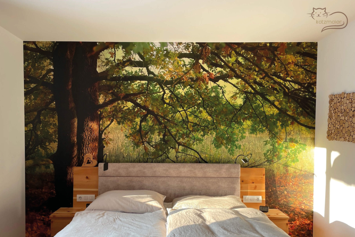 Zirbenbett mit einem grau tapezierten Kopfteil. Dahinter eine Wandtapete mit einem Waldmotiv.