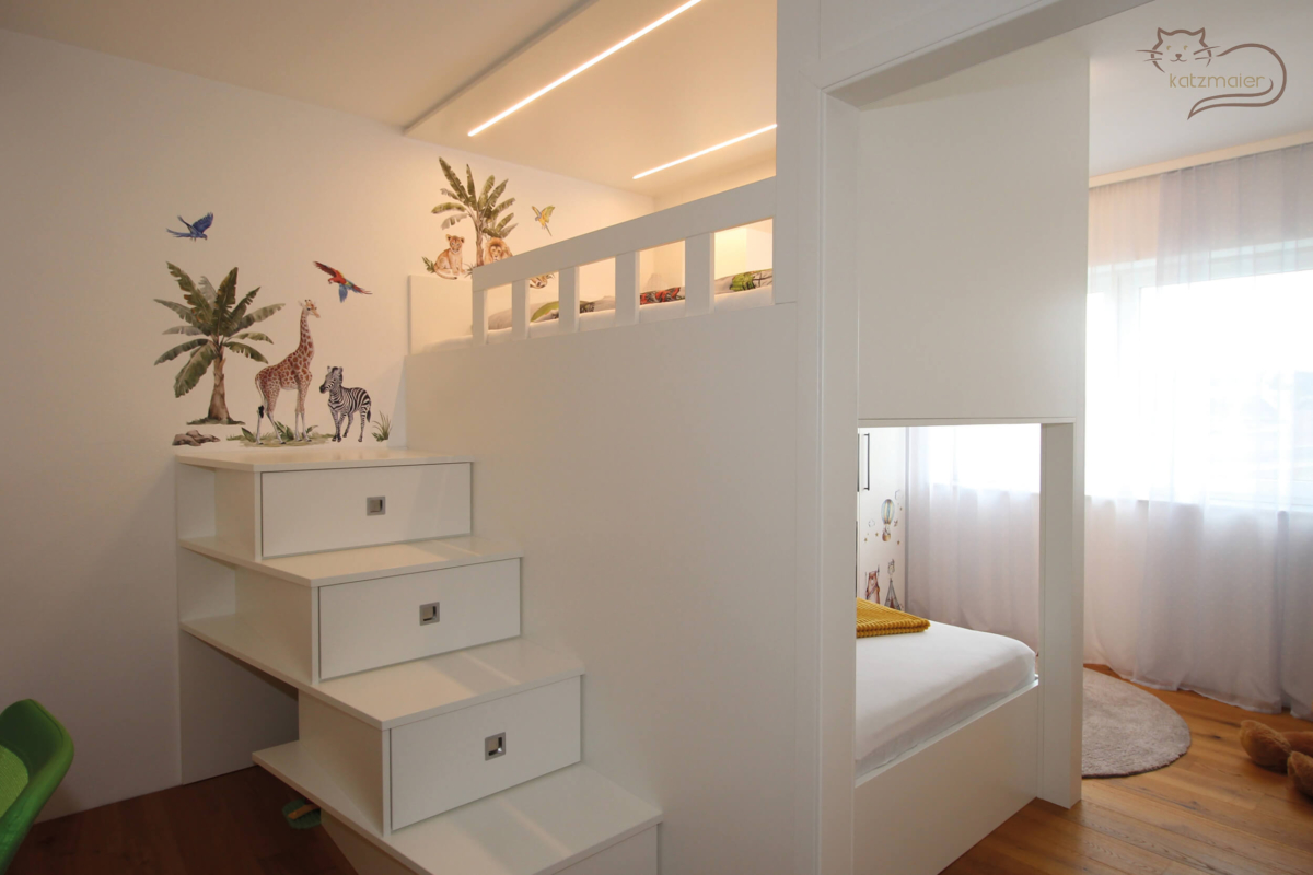 Kinderzimmer in weißen Dekorplatten mit einem Hochbettverbau. Der Stiegenaufgang zum erhöhten Bett wird gleichzeitig auch als Ladenschrank und offenes Regal genutzt.